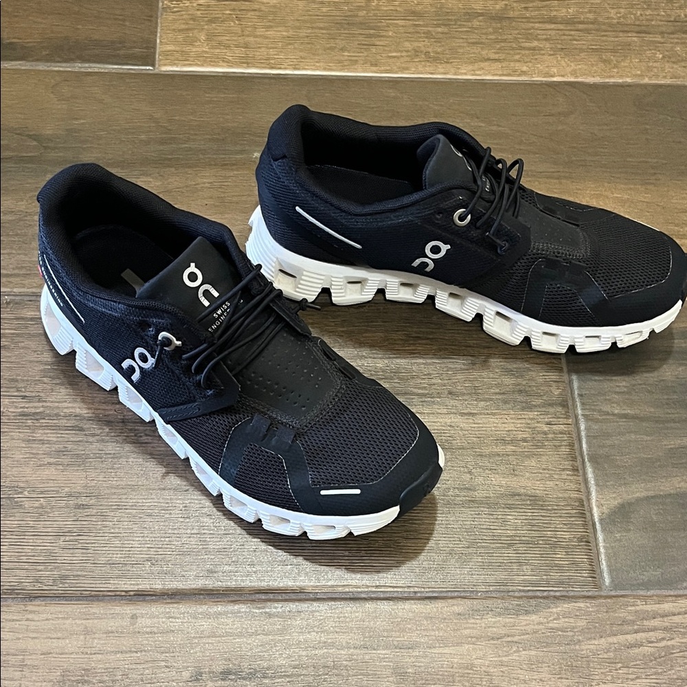 On Cloud Running Womens Size 5 Black and White Sneakers